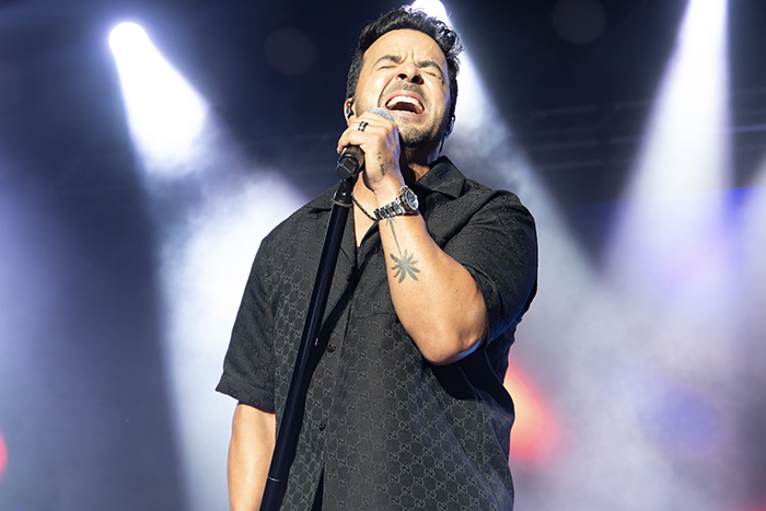Luis Fonsi cantando en vivo con los ojos cerrados Luis Fonsi Valencia