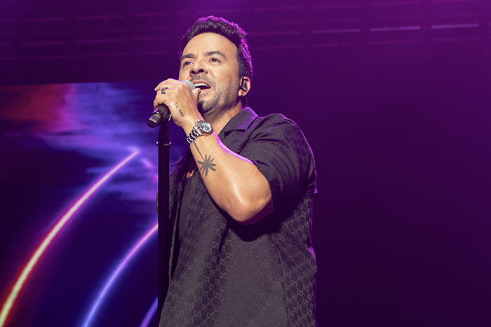 Luis Fonsi agarrando el micrófono y cantando Luis Fonsi Valencia