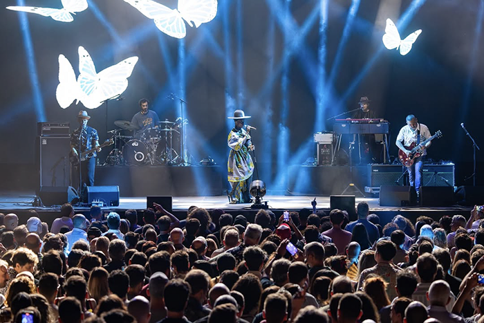 Morcheeba en la tarima con público frente a ellos Reseña Morcheeba y Nafta Noches del Botánico