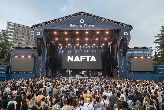 Escenario de Noches del Botánico con el logo de Nafta en pantalla Reseña Morcheeba y Nafta Noches del Botánico