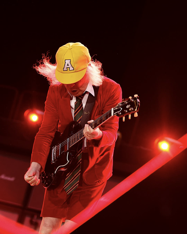 Angus Young tocando la guitarra durante el concierto de AC/DC en Madrid 2025 concierto AC/DC Madrid 2025