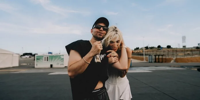 Elena Rose y Justin Quiles compartiendo un momento cercano durante la grabación de Cosita Linda