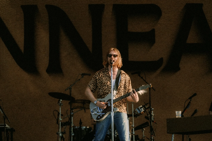 Finneas cantando y tocando en vivo Cierre del Mad Cool 2025