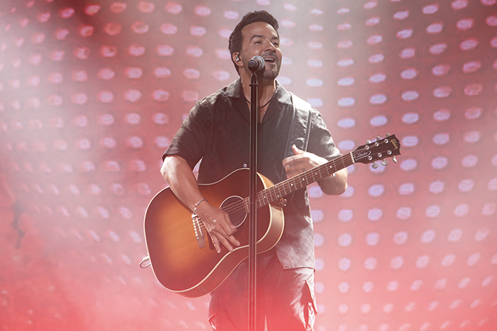 Luis Fonsi tocando guitarra en la tarima Luis Fonsi Valencia