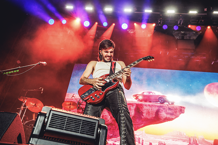 Guitarrista de Arde Bogotá enérgico en el escenario del festival Cierre del Mad Cool 2025