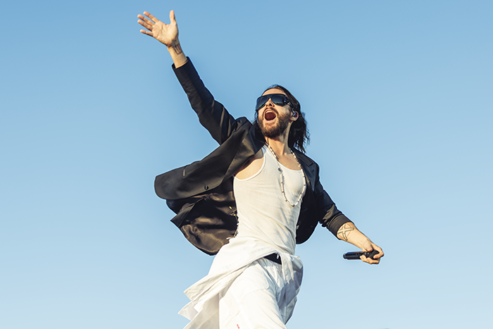 Jared Leto saludando al público de Madrid Cierre del Mad Cool 2025