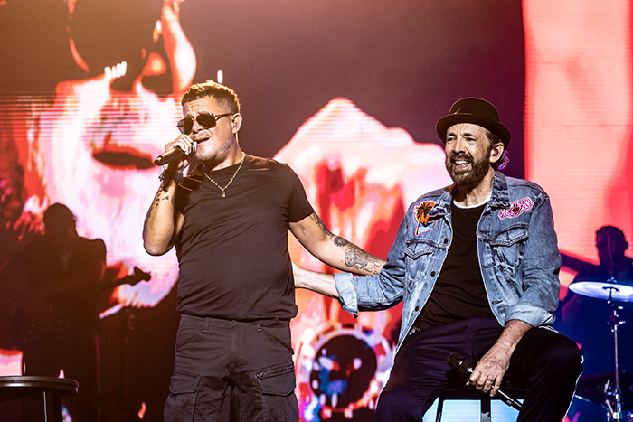 Alejandro Sanz y Juan Luis Guerra interpretando un tema juntos en el concierto de Madrid 2025 juan luis guerra concierto madrid 2025
