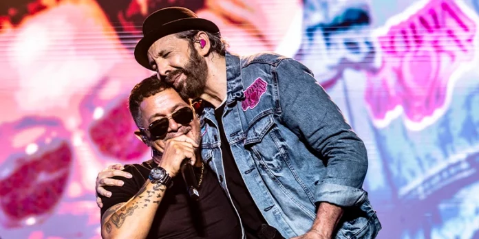 juan luis guerra y alejandro sanz abrazándose