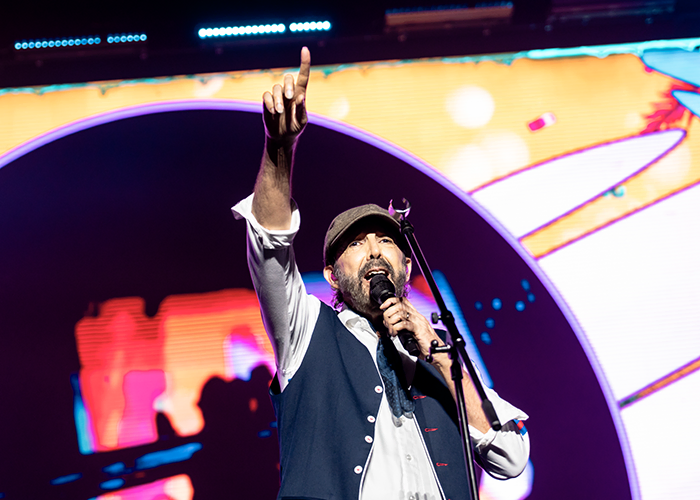 juan luis guerra cantando y señalando hacia arriba juan luis guerra concierto madrid 2025