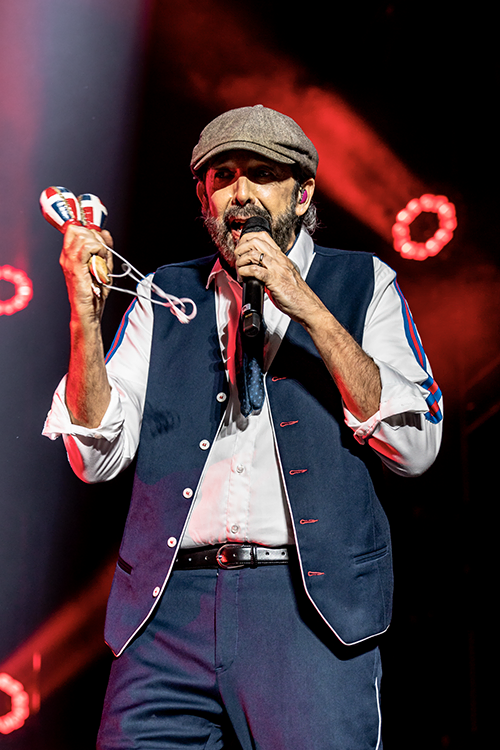 juan luis guerra cantando con sus maracas en mano juan luis guerra concierto madrid 2025