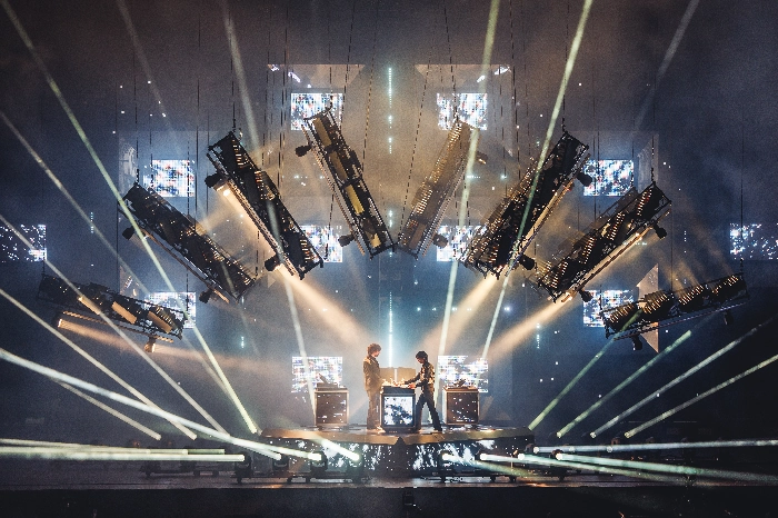 Justice bajo un despliegue de luces y estructuras en su set nocturno en Villaverde Cierre del Mad Cool 2025