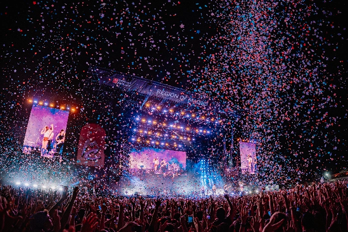 Público celebrando bajo lluvia de confeti durante el cierre del festival en Madrid Cierre del Mad Cool 2025