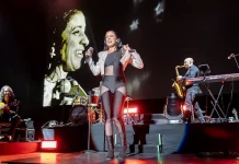 maria pelae sonrisa escenario