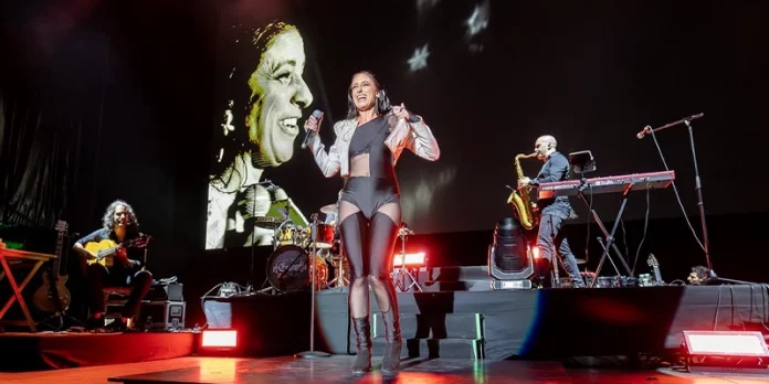 maria pelae sonrisa escenario