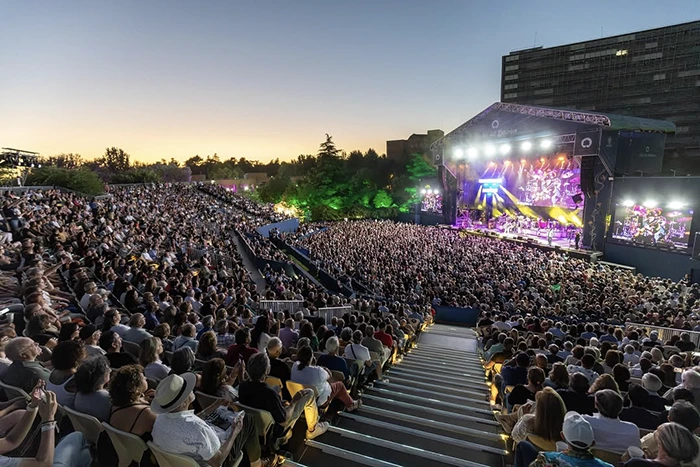 Público disfrutando de la experiencia musical Santana Madrid Noches del Botánico