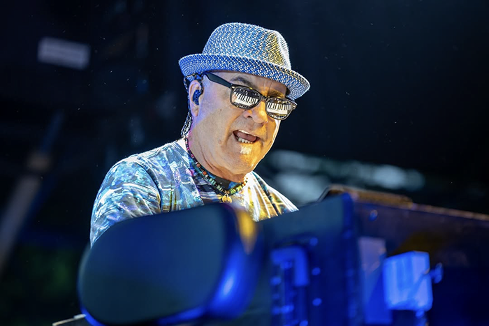 Primer plano de músico de Santana al teclado con luces durante su show en Madrid Santana Madrid Noches del Botánico
