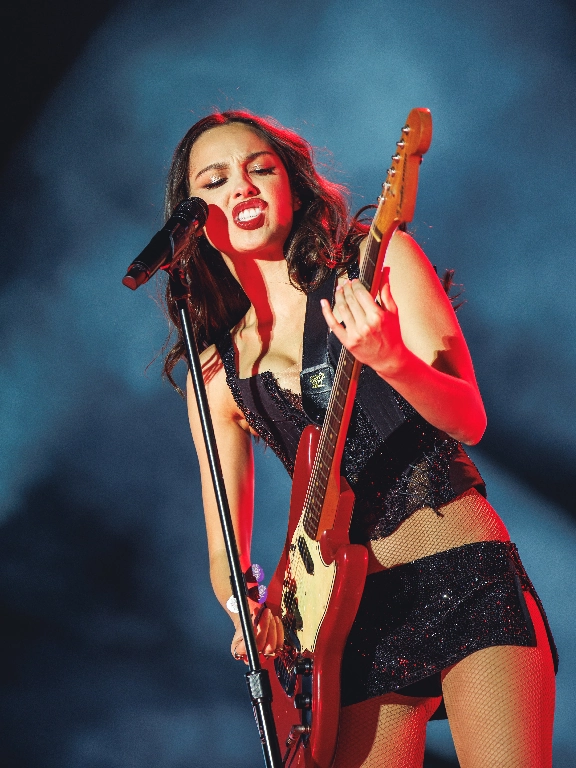 Olivia Rodrigo tocando guitarra eléctrica en su concierto del Mad Cool Cierre del Mad Cool 2025