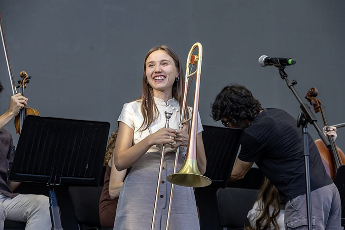 Rita Payés sonríe sosteniendo su trombón antes de comenzar una interpretación en vivo María Peláe Noches del Botánico