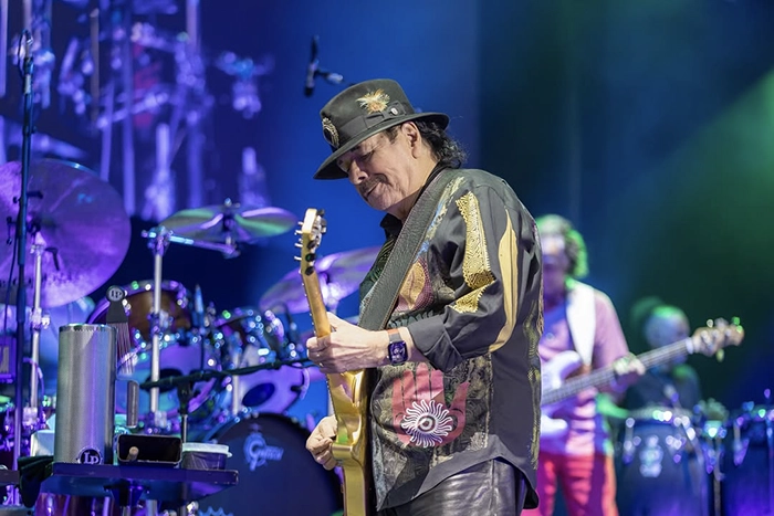 Carlos Santana ejecutando riffs icónicos con su guitarra Santana Madrid Noches del Botánico