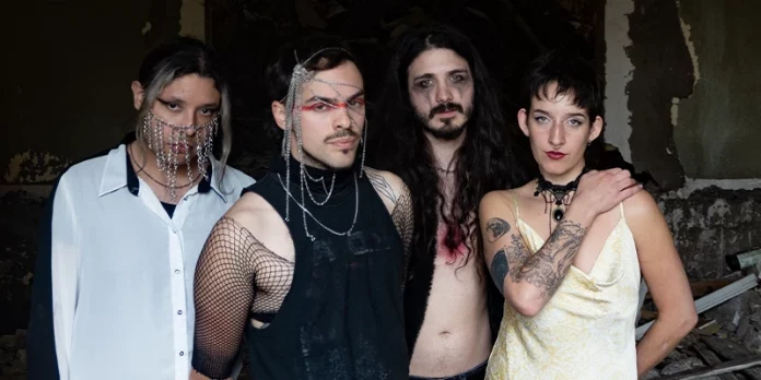 Integrantes de Vestya posando en un espacio derruido, estética que mezcla arte visual y música experimental