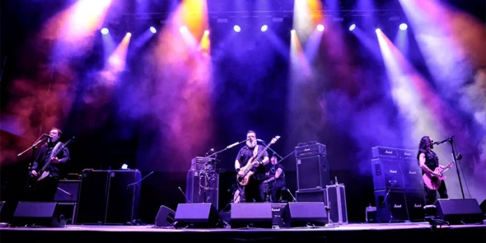 Molotov tocando en concierto en Caracas