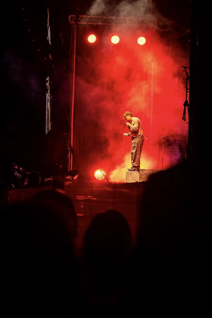 Dani Fernández en solitario sobre la tarima, rodeado de humo rojo y luces intensas en directo Galicia Fest arranca en Vigo con un desfile de himnos y emociones