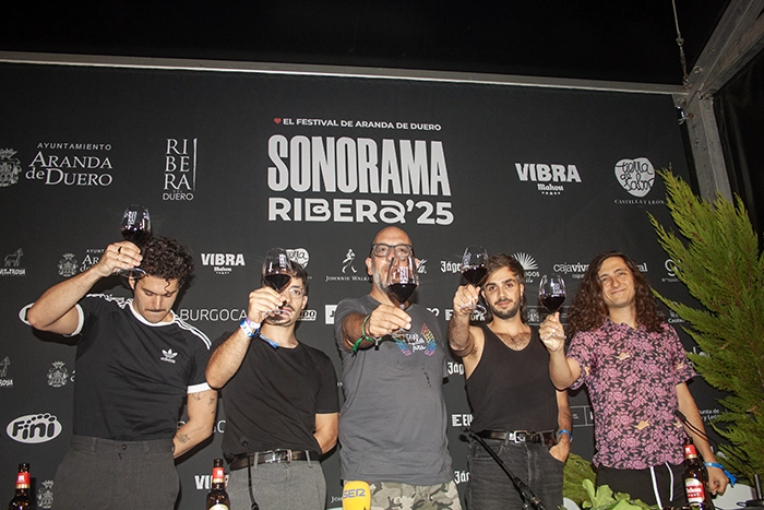 Javier Ajenjo y Arde Bogotá brindando Día 4 Sonorama Ribera Arde Bogotá