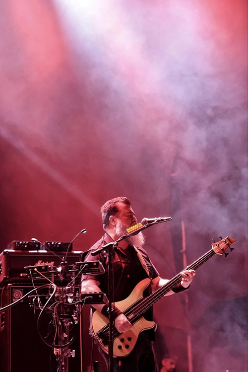 Micky con su bajo durante el show Molotov en Caracas