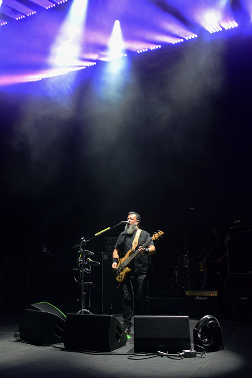Micky tocando bajo las luces del escenario Molotov en Caracas