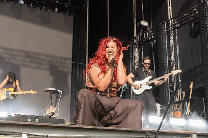 Samuraï interpretando de rodillas con energía, acompañada de su banda en el escenario Galicia Fest arranca en Vigo con un desfile de himnos y emociones