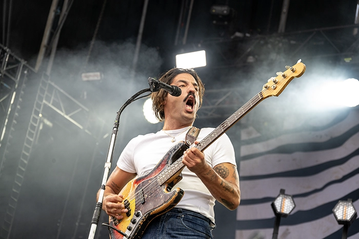 Integrante de Sexy Zebras tocando el bajo y gritando al micrófono en plena actuación Galicia Fest arranca en Vigo con un desfile de himnos y emociones