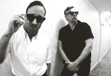 Fotografía en blanco y negro de los miembros de The Black Keys durante la promoción de su más reciente etapa musical