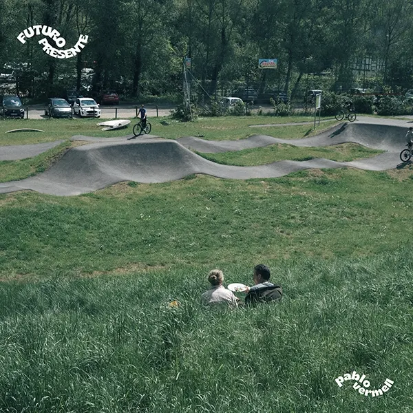 Portada del álbum Futuro Presente de Pablo Vermell, con dos personas sentadas en un prado frente a una pista de bicicletas ondulada en un día soleado Futuro Presente Pablo Vermell