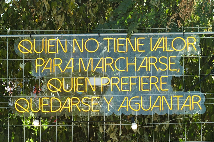 Cartel luminoso con mensaje Crónica Cosquín Rock España 2025