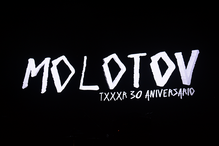 Logo de la banda en blanco con fondo negro y el título abajo de TXXXR 30 ANIVERSARIO Molotov en Caracas