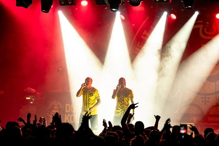 Banda frente al público cantando Dubioza Kolektiv en Madrid