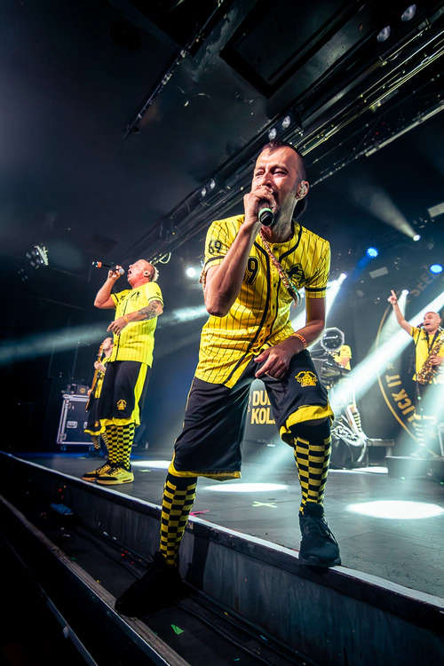 Vocalista del grupo cantando Dubioza Kolektiv en Madrid
