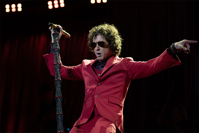 Bunbury bailando con el micrófono en mano Bunbury Palau Sant Jordi Barcelona