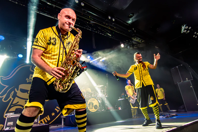 DUBIOZA KOLEKTIV tocando en la tarima Dubioza Kolektiv en Madrid