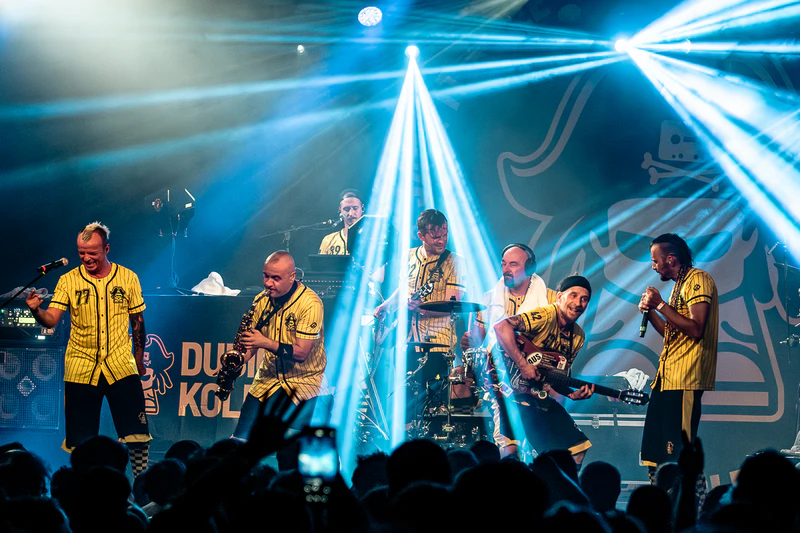 Integrantes de la banda tocando sobre el escenario Dubioza Kolektiv en Madrid