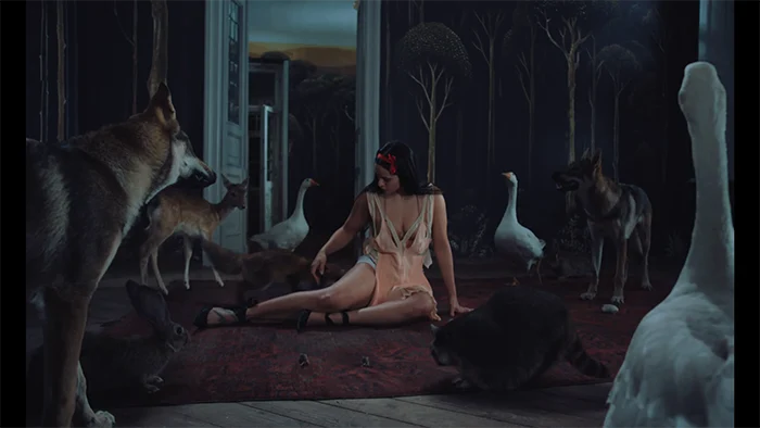 ROSALÍA rodeada de animales en el videoclip de Berghain Rosalía Berghain Björk Yves Tumor