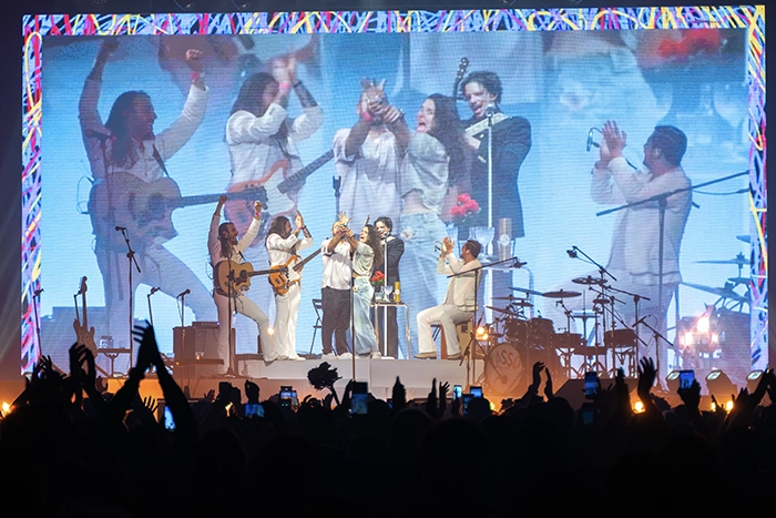 pareja enamorada en concierto Lasso en Madrid 2025