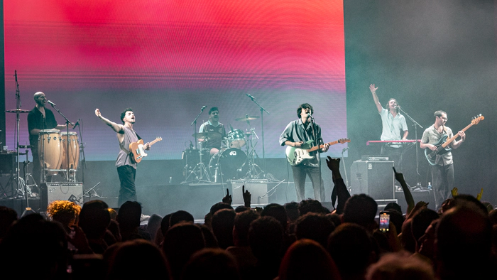 Banda en tarima tocando frente a la gente NAPA en Las Ventas