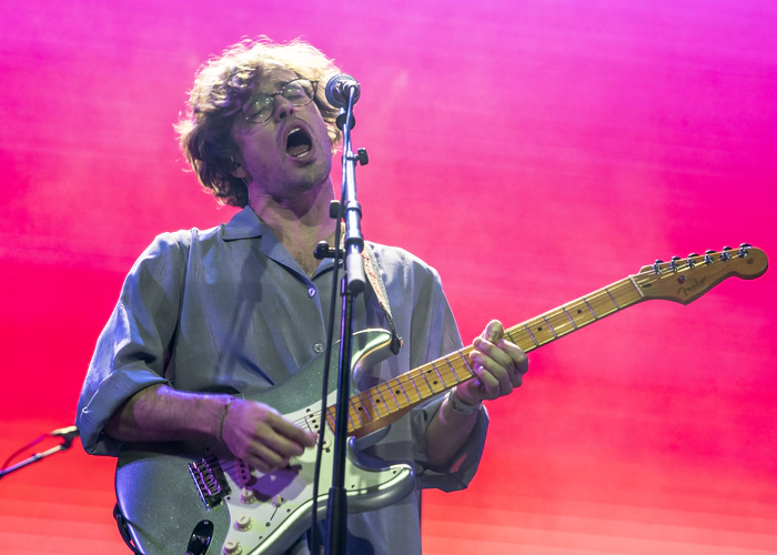 Vocalista y guitarrista del grupo cantando NAPA en Las Ventas