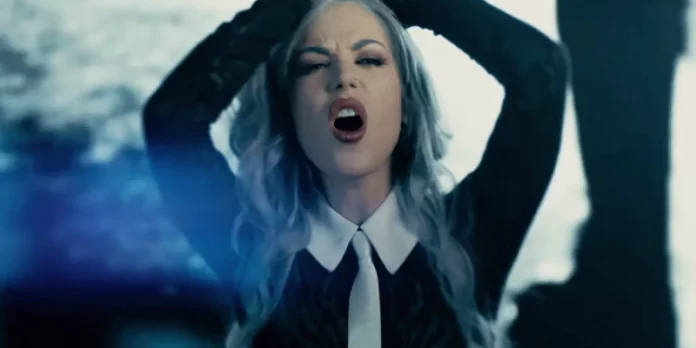 Alissa White Gluz en solitario