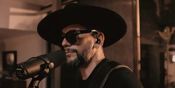 Bobby Zaga interpretando en vivo durante la sesión Desde las Flores