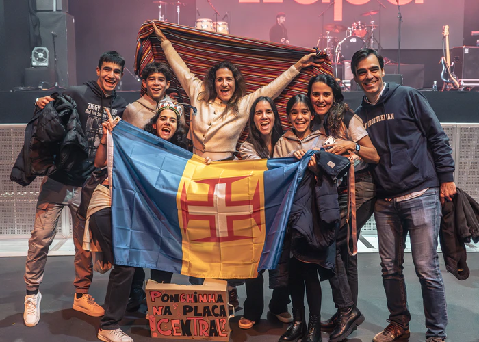 Fans de la banda portuguesa NAPA en el concierto de Las Ventas, Madrid, sujetando una bandera de Madeira NAPA en Las Ventas