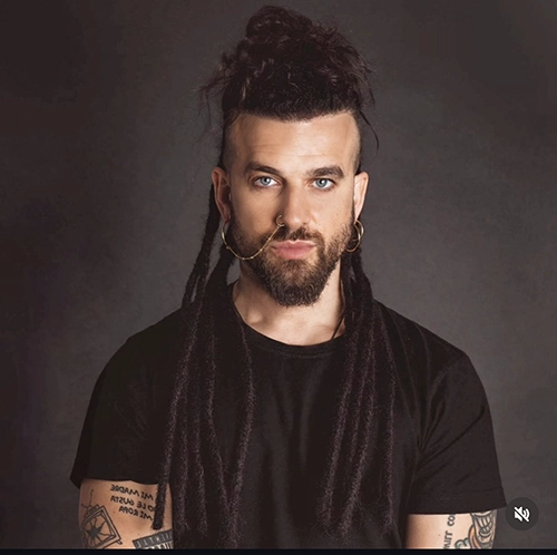 Retrato del músico y productor MAGANÍA con rastas y barba, mirando al frente MAGANÍA Máscaras del alma