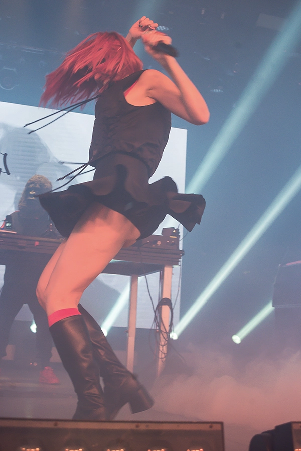 María Eguizabal de Elyella en vivo ELYELLA y Wisemen Project en La Riviera