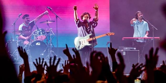 Banda NAPA en concierto en la Plaza de Toros de Las Ventas, Madrid, con guitarra, bajo y batería